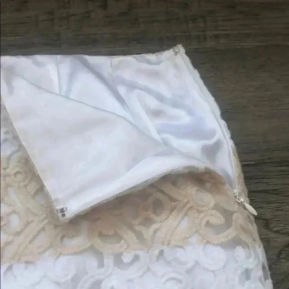 🌸3/$30🌸WHITE House| Black Market | Striped cream and white laced pencil  skirt - Picture 11 of 11